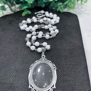 NWOT - Elegant Silver Monocle Pendant Necklace